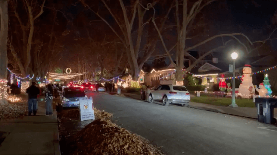 Ya sea que quieras recorrerlas a pie o en tu auto, estos espectáculos de luces de Navidad robarán tu mirada ante 
<b>el colorido y la creatividad de los vecinos<h2 class="cms-H2-H2"> </h2></b>que dedican horas, a veces meses, para preparar sus jardines y fachadas.
<br>
<br>Encuentra aquí cinco eventos con luces de Navidad que puedes visitar con tu familia.