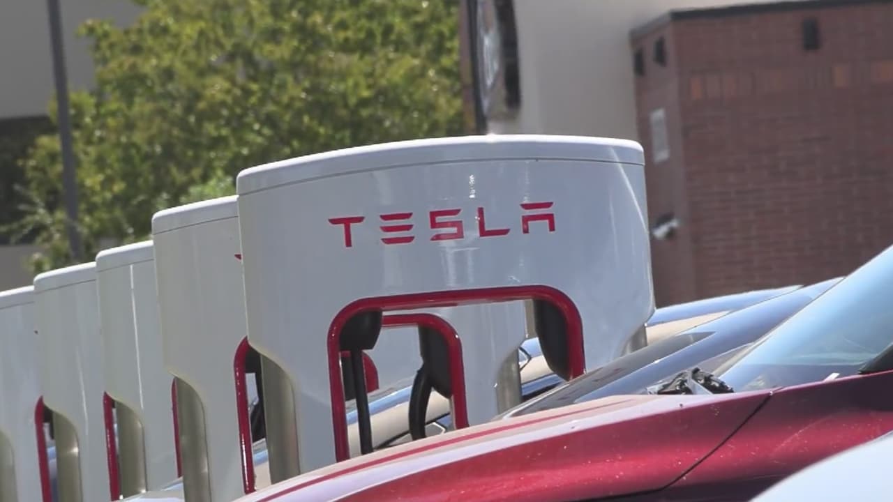 Venta de autos eléctricos en California crecerá 20% impulsada por los altos precios de la gasolina