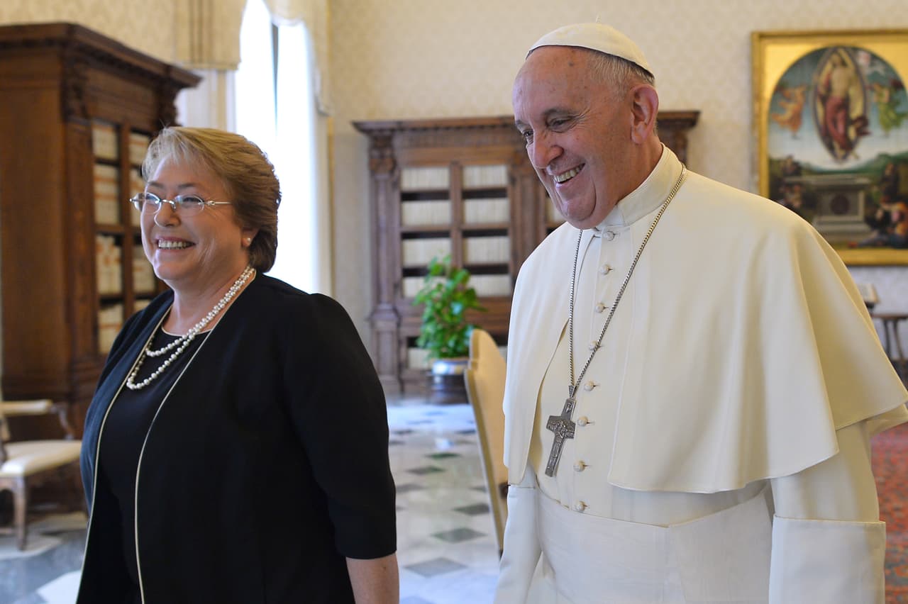 También de negro, la presidenta chilena,
<b>Michelle Bachelet</b>, luego de su audiencia privada con el Sumo Pontífice, el 5 de junio de 2015 en el Vaticano.