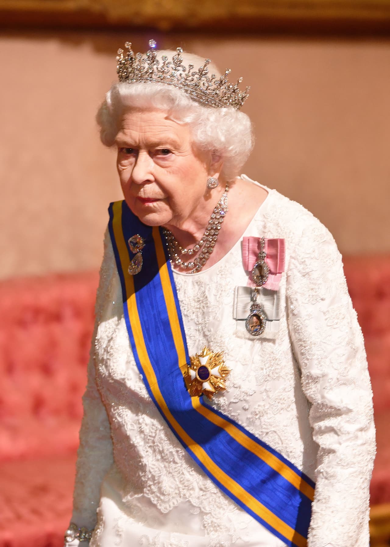 Otras grandes joyas que vimos en el evento fueron las que lució la reina Isabel II. Llevó las insignias Cullinan III y IV y la tiara Girls of Great Britain and Ireland.