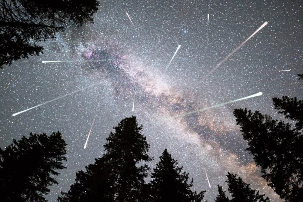 De ahí parte cada año la lluvia de estrellas de las Líridas, al atravesar la Tierra los restos del cometa Thatcher y chocar con muchos fragmentos pequeños que al entrar en la atmósfera de la Tierra crean un verdadero espectáculo parecido a fuegos artificiales, llegando a verse diez y hasta veinte bolas de fuego por hora, algo espectacular y romántico por la historia que le acompaña.
