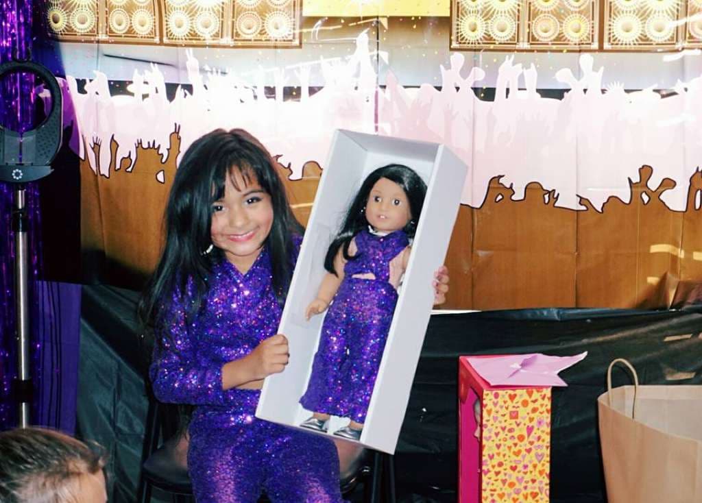 Ayvah ve a diario la película 
<i>Selena</i>, protagonizada por Jennifer López.