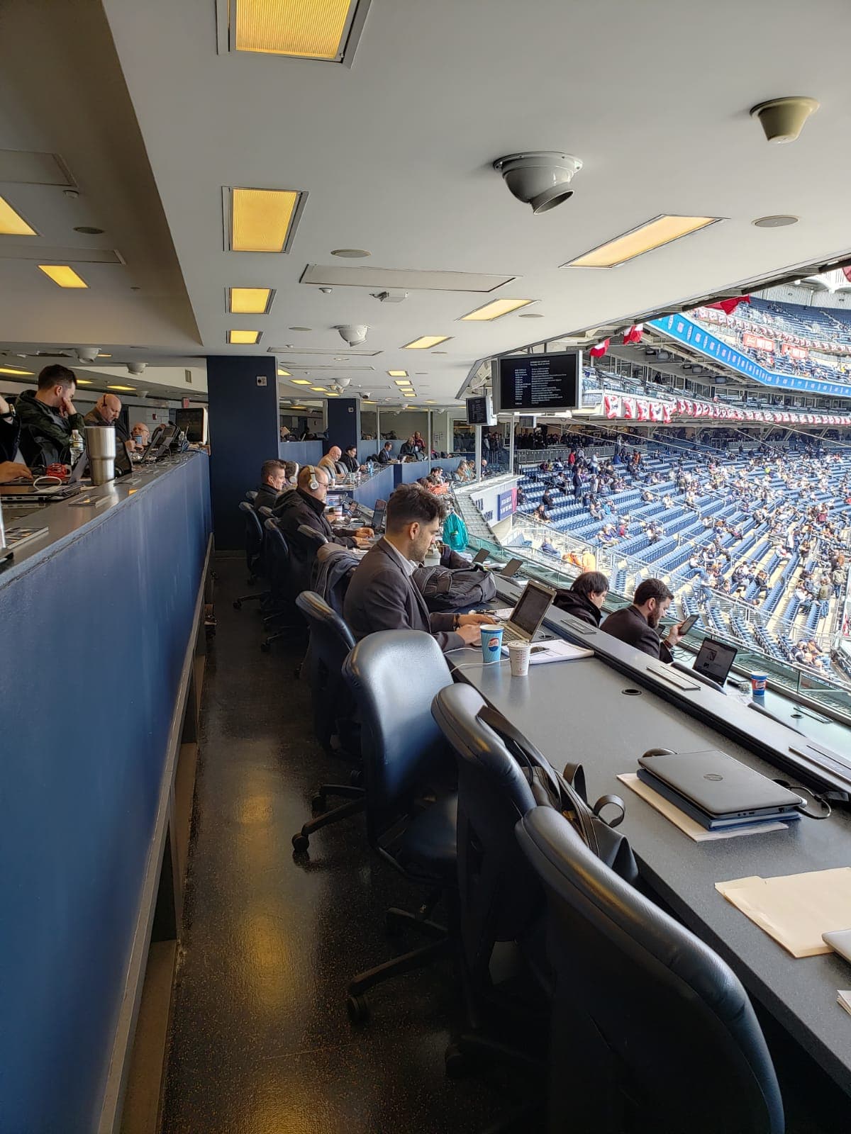 Desde el palco de prensa, todos los medios cubrieron la inauguración y el juego.