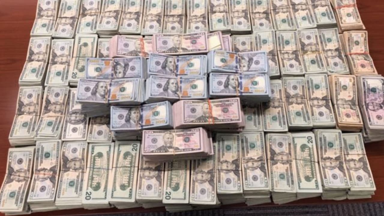 En el puente de Juárez-Lincoln, las autoridades fronterizas hallaron alrededor de un millón de dólares escondido en el asiento del pasajero de un vehículo conducido por una mujer, de 20 años, con ciudadanía de los Estados Unidos. El decomiso ocurrió el 25 de enero.
<br>