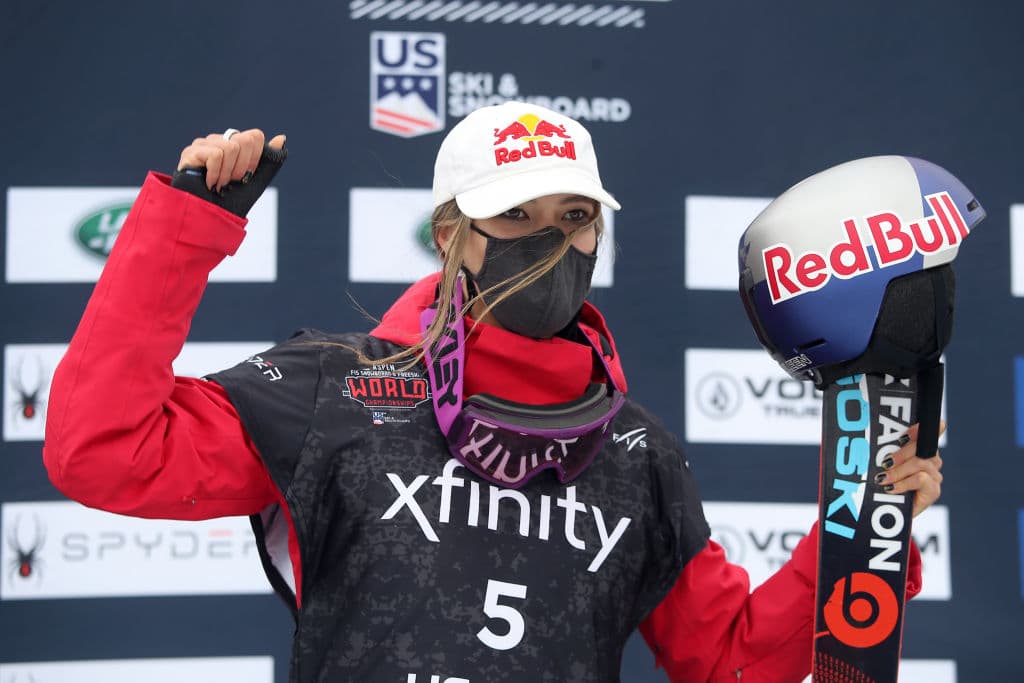 La esquiadora china y defensora del deporte femenino Eileen Gu es parte del programa.