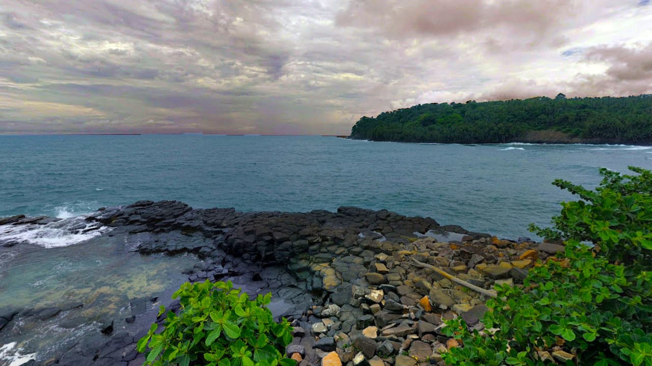 14. En una extraña intersección entre África, Portugal y Galápagos, se localizan las islas de Sao Tome y Príncipe que han comenzado a atraer a los turistas europeos con una singular mezcla de encanto donde solo viven 200,000 personas. Un lugar perfecto para separarse del resto del planeta y vivir un estilo de vida 100 % natural.