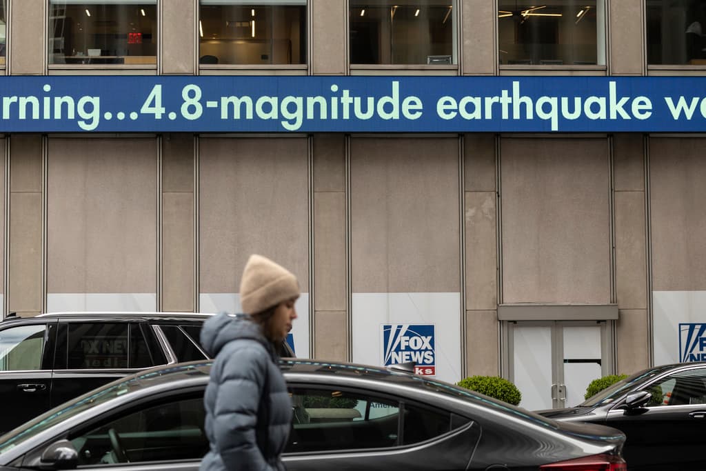 Un teletipo de noticias fuera de la sede de News Corp en Nueva York muestra la información sobre el sismo.