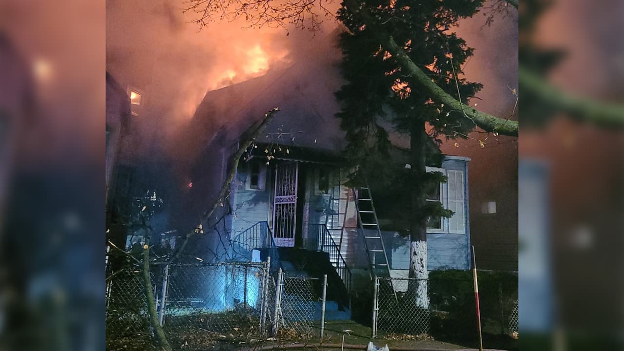 El fuego habría comenzado cerca de las 3:30 a.m. en el sótano de la casa. Hacia las 4 a.m. se declaró emergencia.