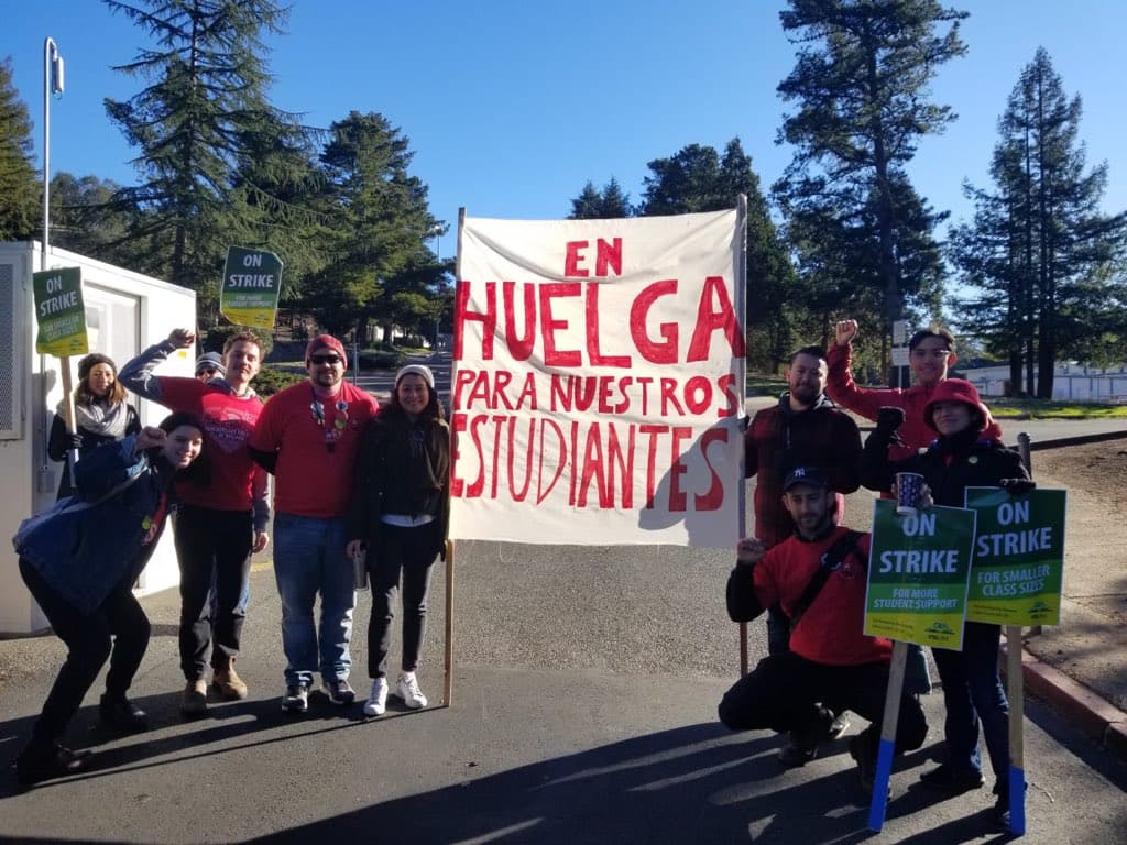 Los mensajes en español también se hicieron presentes durante las marchas y protestas. Oakland cuenta con un gran número de escuelas con mayoría de estudiantes hispanos, por lo que era de esperarse que los maestros busquen llegar a los oídos de las familias latinas.