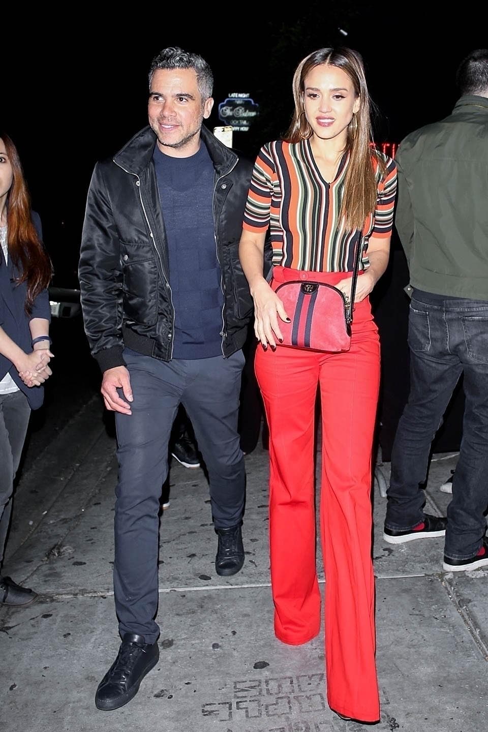 En mayo de 2008 se casó con el camarógrafo Cash Warren (foto), con quien 
<b><a href="https://www.univision.com/entretenimiento/nace-el-tercer-hijo-de-jessica-alba">tiene tres hijos</a></b>.