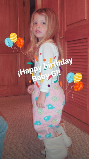 "Ella es la persona más 'cool' que conozco. Vive en su propio mundo lleno de poesía y música, colores y sonrisas". 
<br>