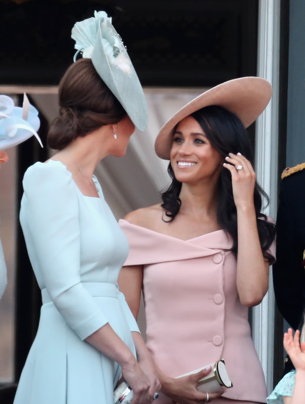 Una fuente de la revista afirmó: "
<b><a href="https://www.univision.com/famosos/kate-middleton-no-podra-asistir-a-uno-de-sus-eventos-favoritos-por-el-coronavirus-solo-habia-faltado-una-vez-fotos" target="_blank">Kate está furiosa</a></b>
<a href="https://www.univision.com/famosos/kate-middleton-no-podra-asistir-a-uno-de-sus-eventos-favoritos-por-el-coronavirus-solo-habia-faltado-una-vez-fotos" target="_blank"> </a>por una mayor carga de trabajo".
<br>