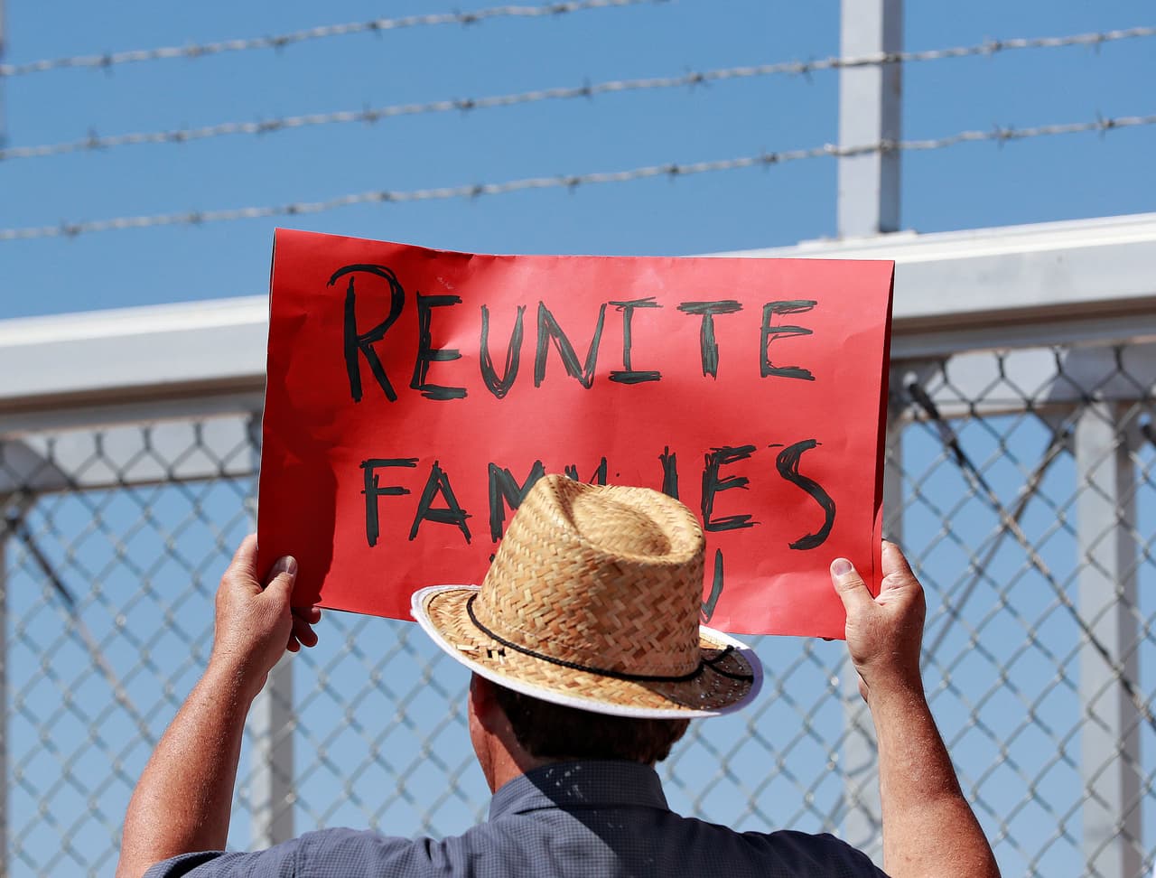 Juez anuncia aprobación de un acuerdo para reconsiderar peticiones de asilo de familias inmigrantes separadas