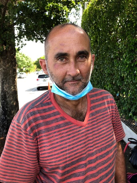 Ángel Pérez tiene 55 años y sufre de epilepsia. Junto a su madre Sara, fue desalojado de su vivienda porque no tuvieron los recursos económicos para seguir pagando su renta.