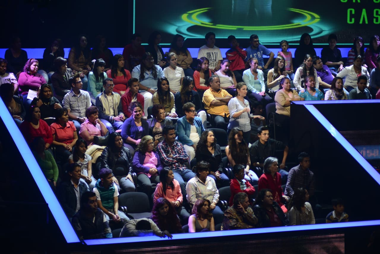 Cuando no están frente a la cámara, los famosos hacen de todo, lo malo es que no se dan cuenta que nuestra cámara indiscreta anda alerta y los está viendo. Así fue como captamos a jueces y capitanes en el detrás de cámaras.