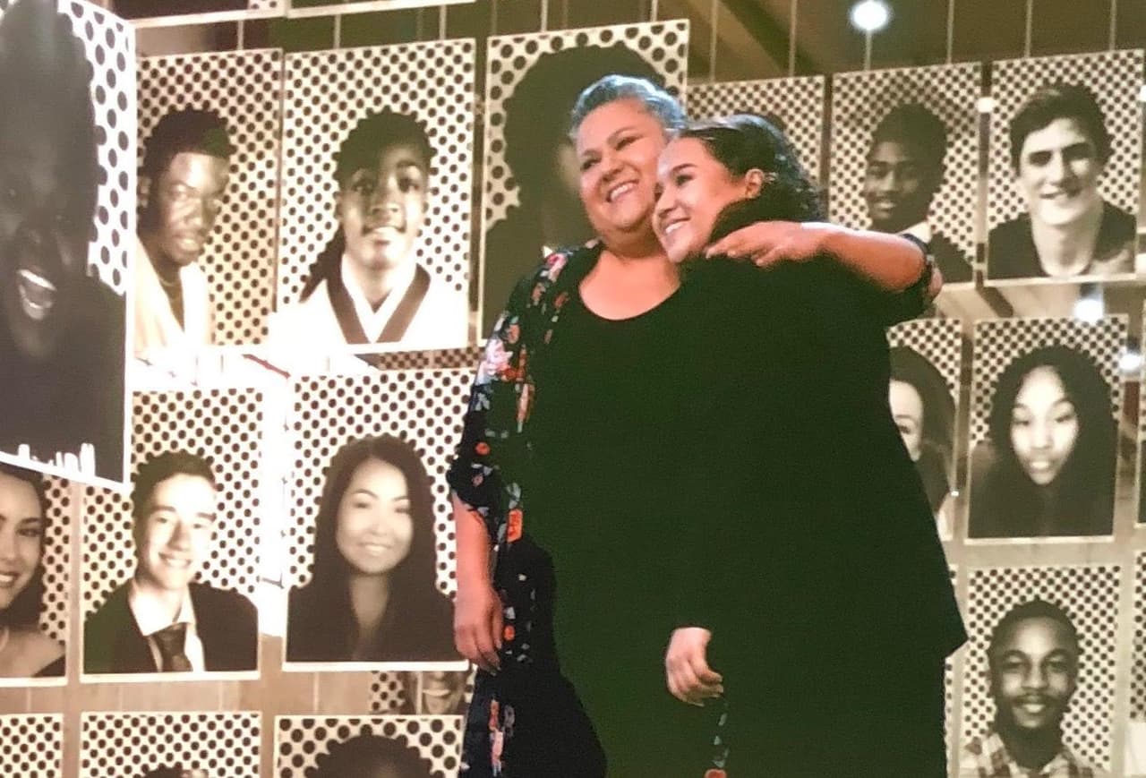 Estudiante hispana de California ofrece discurso durante ceremonia de graduación con el expresidente Obama 