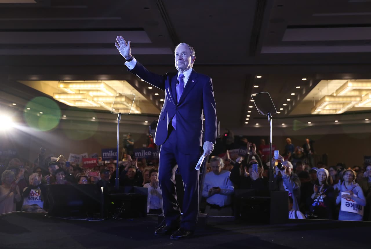 En los debates, a los que también se incorporó tarde, ha sido objeto de ataques de todos los demás aspirantes a la nominación presidencial. 
<a href="https://www.univision.com/noticias/elecciones-en-eeuu-2020/el-socialista-contra-el-multimillonario-sanders-y-bloomberg-chocan-en-el-debate-mas-duro-que-han-tenido-los-democratas">Sanders le cuestionó el apoyo que le dan otros millonarios</a> que, según él, buscan influir en la política estadounidense y Warren le exigió anular los acuerdos de no divulgación que impiden conocer las demandas presentadas en sus empresas por acoso sexual.