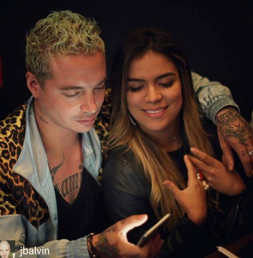 Karol G disfruta de los momentos que pasa con su amigo.