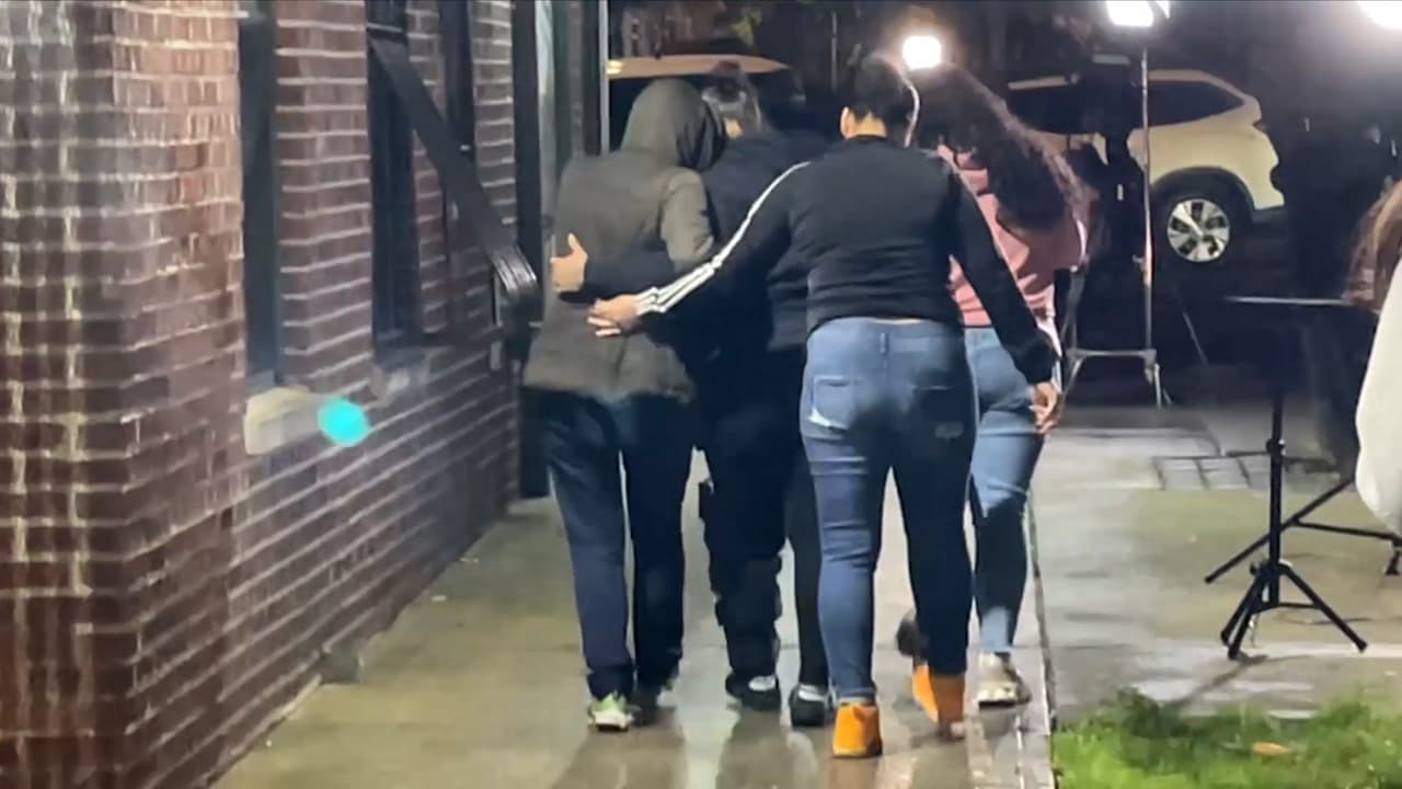 En el interior de uno de los apartamentos fueron hallados su pareja, Hanoi Peralta y su hijo Kayden.
<b>Los tres tenían heridas producidas por un cuchillo</b>.
<br>