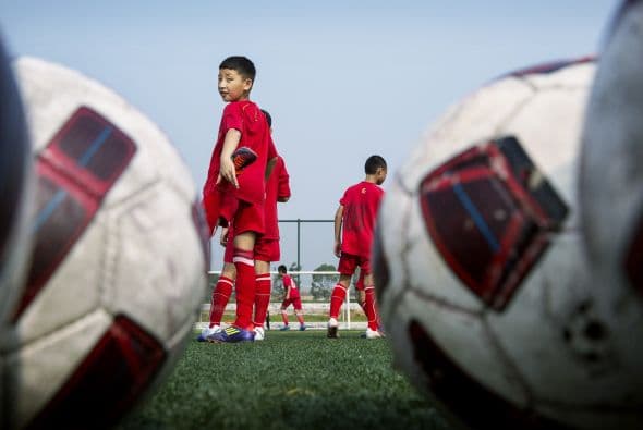 China pone sus esperanzas en estos niños futbolistas que entrenan en la academia de fútbol más grande del mundo.