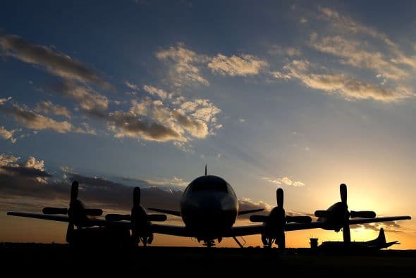 Las autoridades australianas indicaron que la búsqueda con radares del avión malasio desaparecido el pasado 8 de marzo con 239 personas a bordo ha sido infructuosa y replantearon una "estrategia visual" para localizar los posibles restos del aparato en el océano Índico. Dos aeronaves con "observadores entrenados" asomados a las ventanillas rastrean una zona de la extensión de la península Ibérica al suroeste de Australia, mientras otras dos se encuentran en camino para peinar la región donde ayer fueron detectados en unas imágenes de satélite dos objetos que podrían pertenecer a la aeronave. Un avión P3 Orion de las Fuerzas Aéreas australianas regresó este viernes a su base después de sobrevolar sin resultados positivos el lugar, señaló Young. Tony Abbott, declaró que harán "todo lo posible" para encontrar y confirmar si los restos pertenecen al vuelo MH370. "Ahora mismo podrían ser unos contenedores que han caído de un barco, nosotros no sabemos", advirtió Abbott.