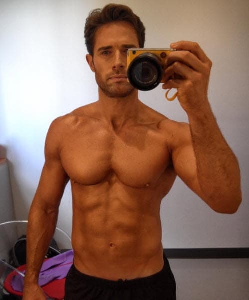 El 16 de octubre de 2017 el novio de 
<a href="https://www.univision.com/famosos/no-tiene-que-ser-tiktok-de-solo-mirarlo-y-en-serio-a-angelique-boyer-le-sale-un-piropo-para-sebastian-rulli-video">Angelique Boyer</a> publicó esta fotografía en su perfil de Instagram, para exhortar a sus fans a ser disciplinados y constantes para conseguir un cuerpo atlético.
<br>