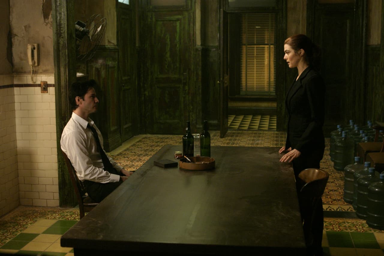 El filme está basado en el cómic ‘Hellblazer’, esta película narra la historia de un hombre que conoció el infierno y pudo regresar para contarlo, razón por lo cual es considerado por la agente Angela Dodson para resolver un extraño suicidio, pero la investigación los llevará a un mundo de ángeles y demonios.