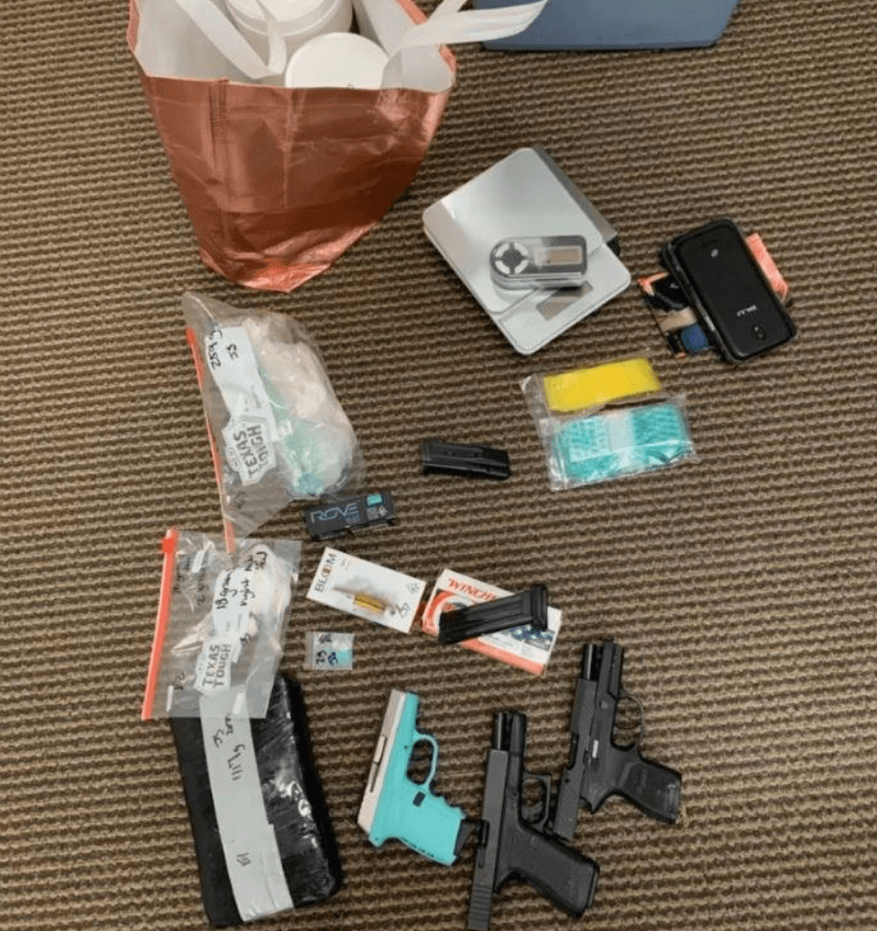 En el operativo, incautaron nueve armas de fuego, grandes cantidades de cocaína, metanfetamina, heroína y marihuana y $3,951 en efectivo.