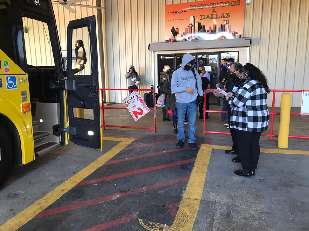 Si viaja por autobus recuerde utilizar mascarilla y trate de sentarse cerca de las ventanas.
<br>