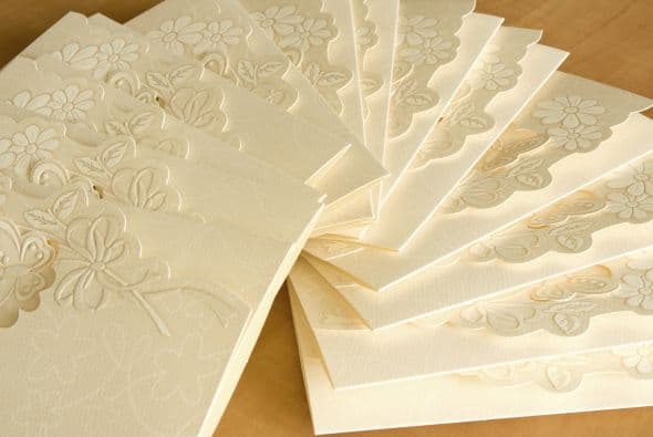 <b>SIN INVITACIONES IMPRESAS:</b> Sí sabemos que se ven increíbles y que se convierten en parte medular de tu boda, pero seamos honestos en el hecho de solo tú y tu mamá conservarán ese pedazo de papel. Ya existen alternativas digitales, aprovéchalas y elimina ese gasto.