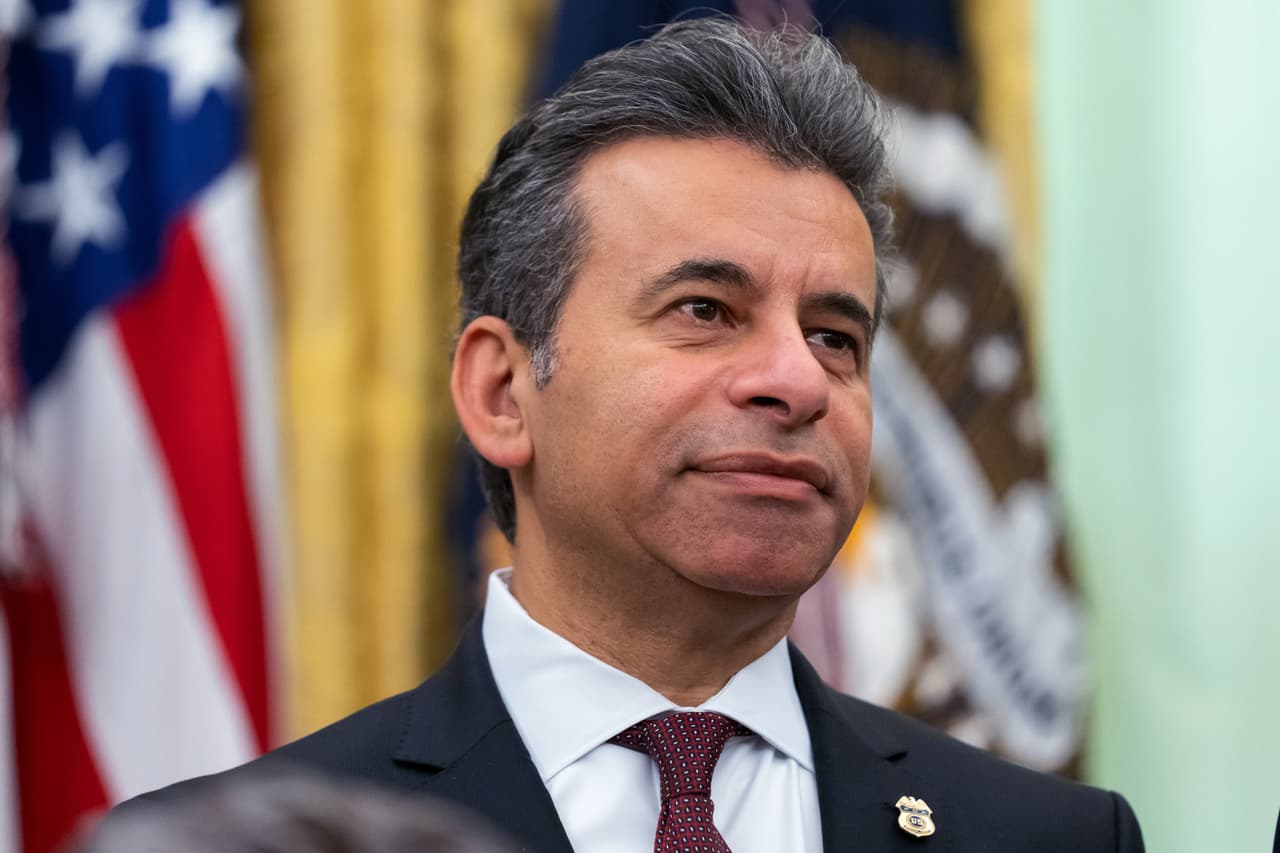 El director de la FDA, nombrado por Trump, dejará su cargo tras enfurecer a los directores ejecutivos de las farmacéuticas, a los grupos de presión de la industria del vapeo y a los grupos antiaborto
