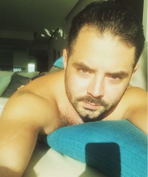 "Metí a mis amigas en la tina del baño. Cuando mi mamá entró a mi habitación, vio la botella con los vasos, entonces empezó a abrir los clósets y luego se dirigió al baño y vio a mis dos amigas. Educadamente les dijo que se fueran", detalló el actor.