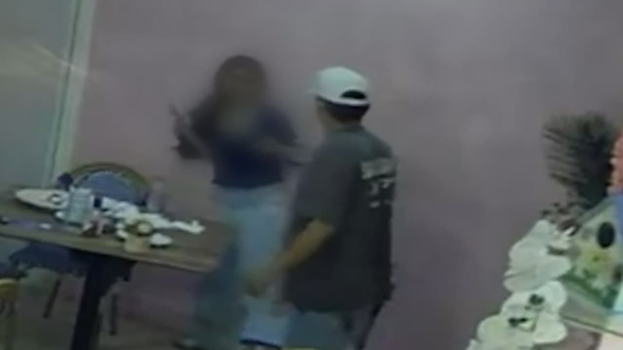 Video del momento en que un hombre besa a la fuerza a una menor en un restaurante de Miami Beach