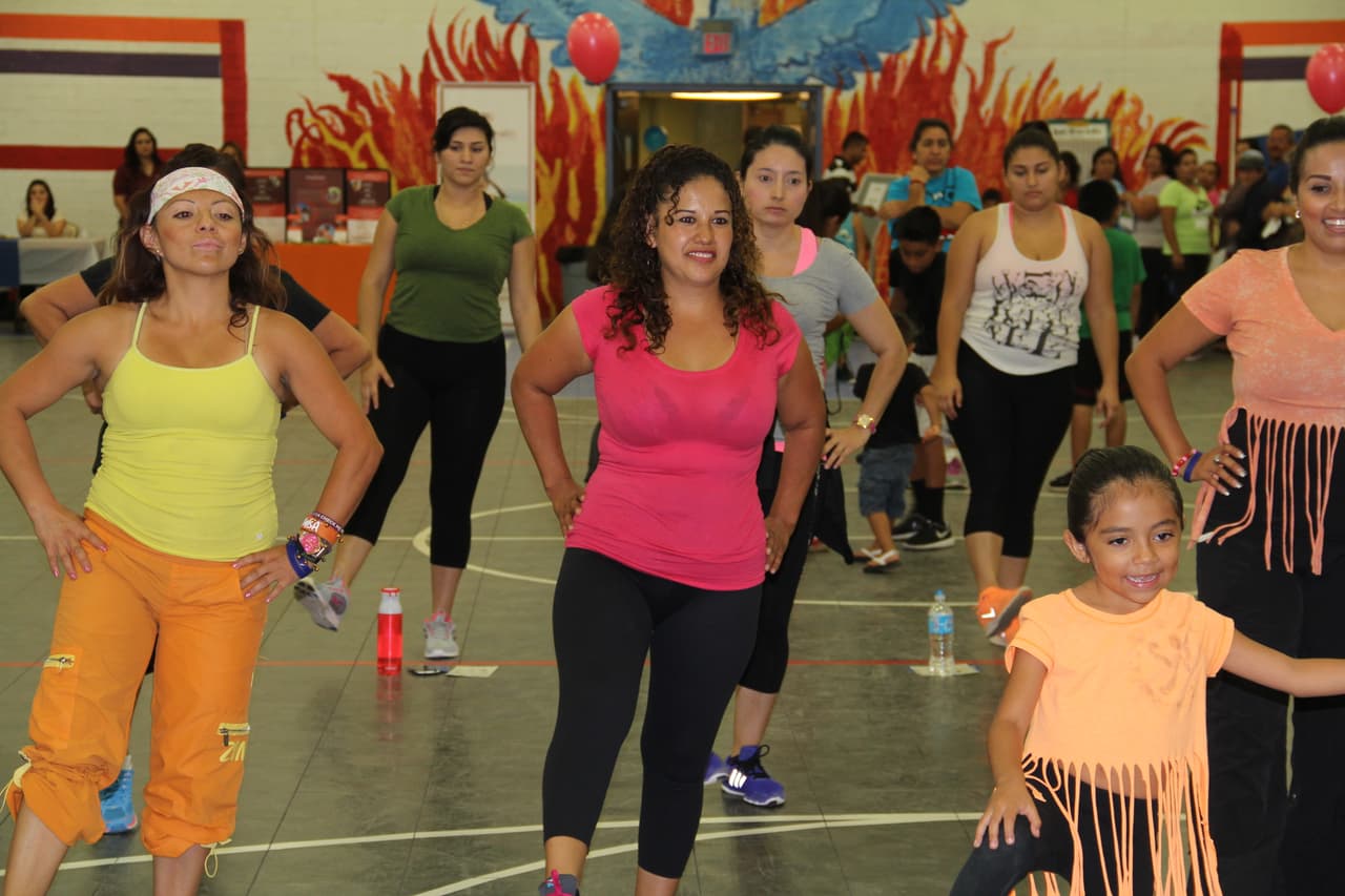 Unas 300 personas asistieron a la feria “Camino a la Salud’, donde se hicieron exámenes gratis, bailaron Zumba y conocieron a la carismática Cecilia Ramírez Harris de Primer Impacto.