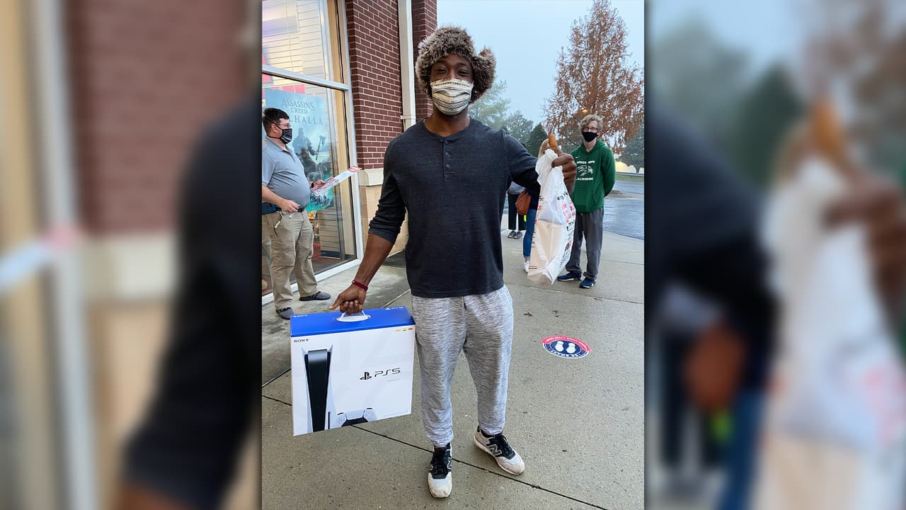 Un Black Friday con mascarillas y distanciamiento social han vivido este año los habitantes de Carolina del Norte. Las largas filas de clientes han colmado las aceras de cadenas minoristas y tiendas de videojuegos a la espera de los mejores descuentos.