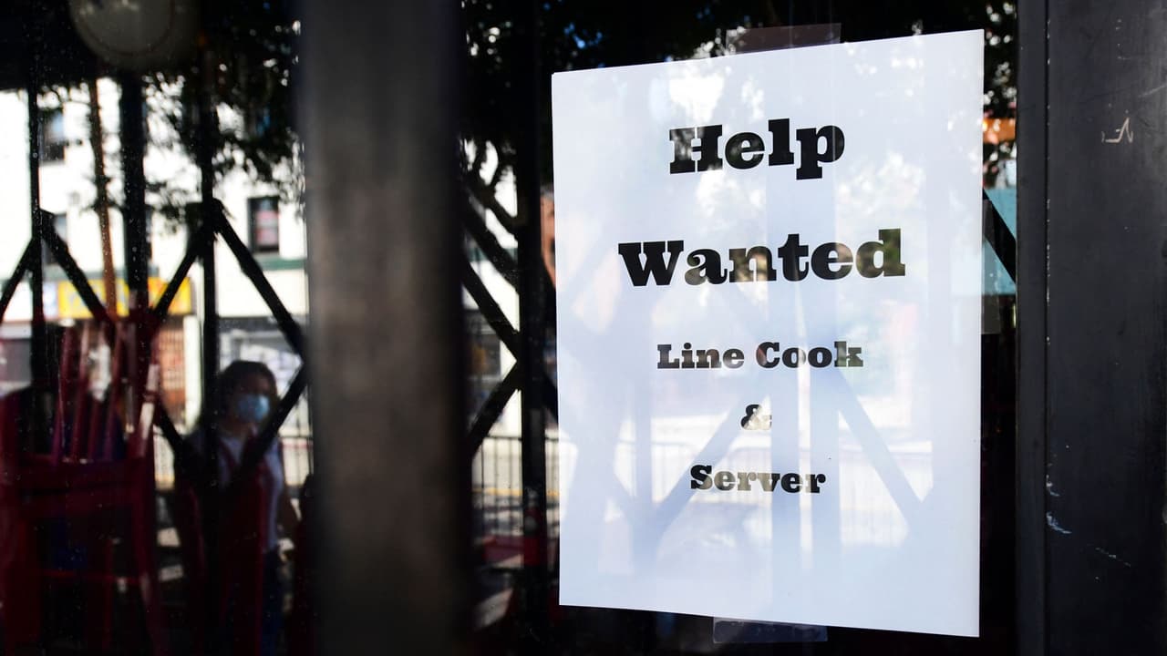 ¿Por qué cada vez más personas están renunciando a sus trabajos en EEUU? Experto analiza