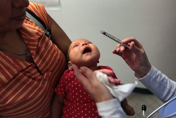 La Constitución otorga el derecho automático a la ciudadanía a todos quienes nacen en Estados Unidos. No obstante, crece la oposición a este derecho que, argumentan, sirve como atracción de inmigrantes indocumentados a mudarse a Estados Unidos. Se estima que el 41% de la población se opone a este derecho que establece la Constitución.