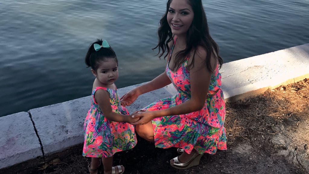 Teniendo como fondo las cristalinas aguas del mar, Ana Patricia y Giulieta regalaban su mejor sonrisa a la cámara.