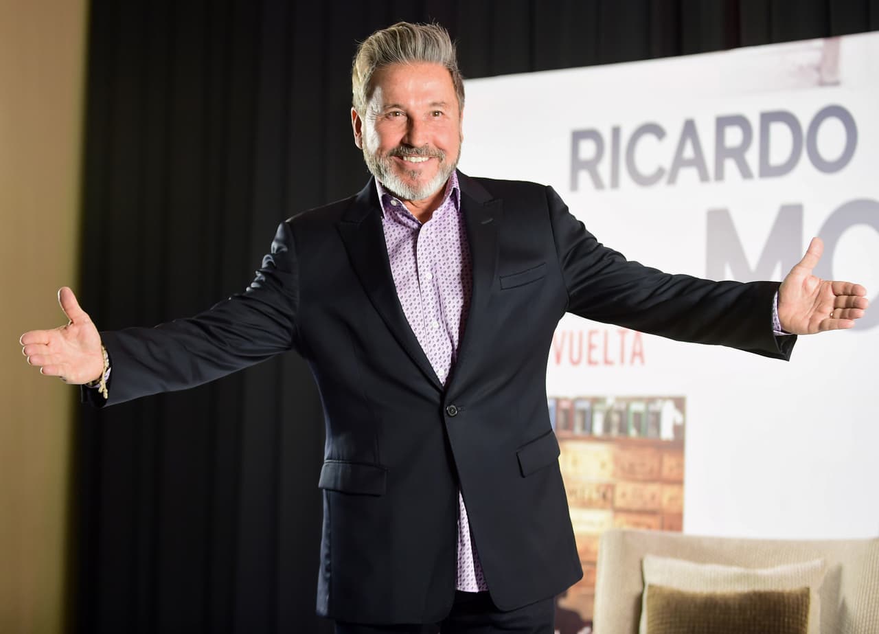 Venezuelan singer and composer Ricardo Montaner gesture during the launch of his new album "Ida y Vuelta" in Mexico City on October 31, 2016. / AFP / ALFREDO ESTRELLA (Photo credit should read ALFREDO ESTRELLA/AFP/Getty Images)