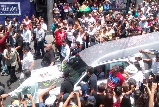 Algunas personas levantan sus teléfonos a lo lejos, para poder tener el último recuerdo del cantante.