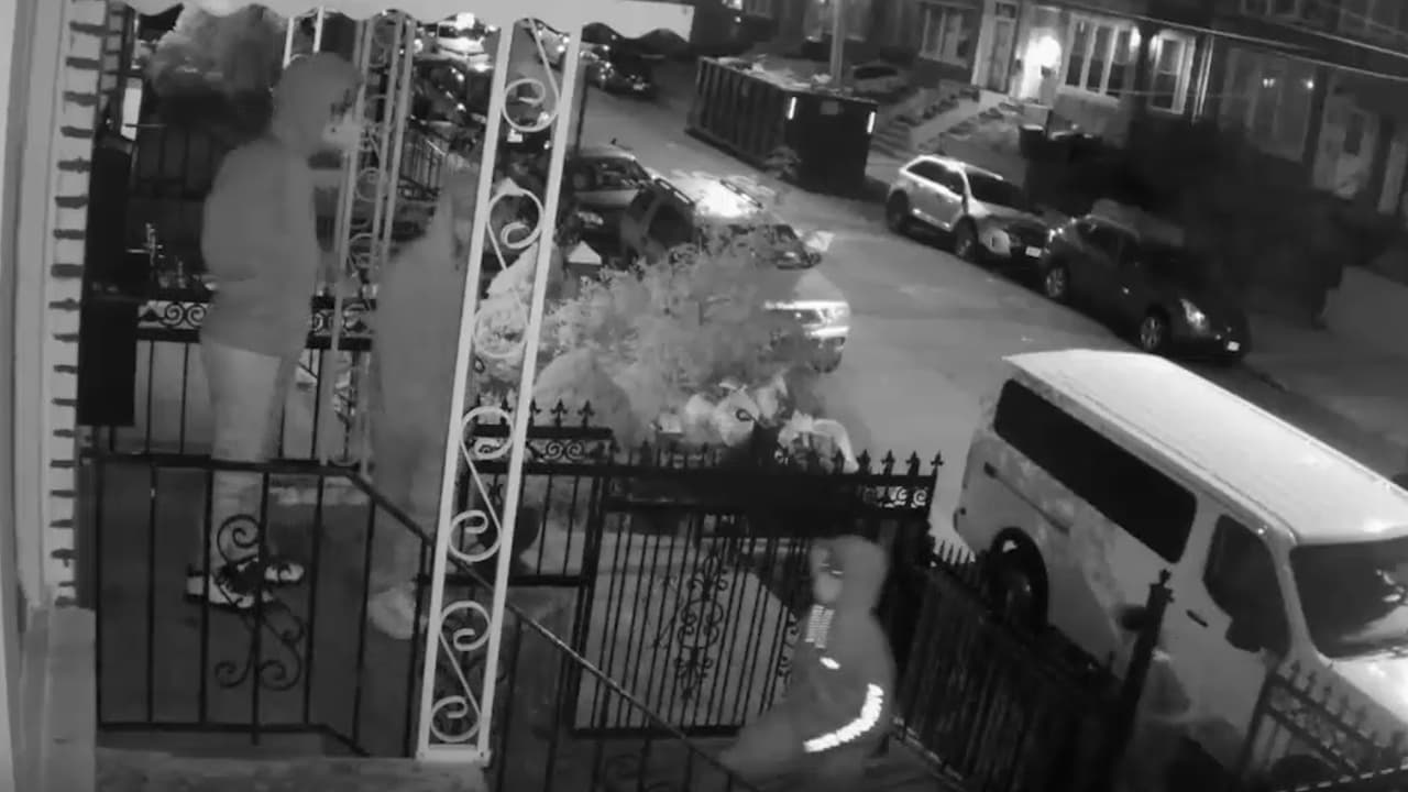 Al no poder entrar a una casa del Bronx, un sujeto dispara a la ventana del segundo piso