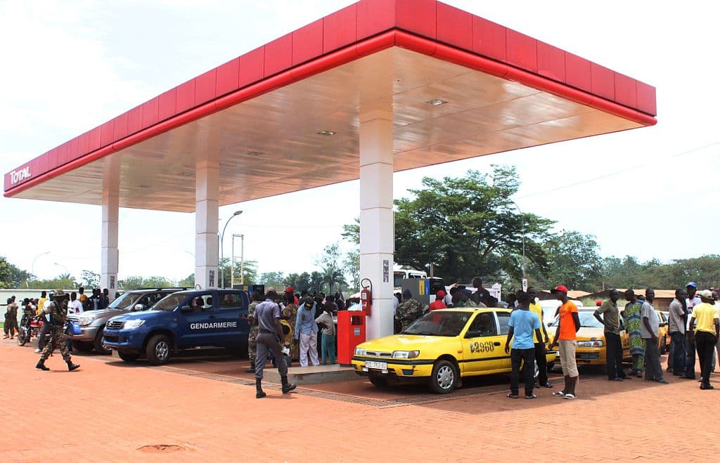 ⬆️ MÁS CARA.
<br>
<b>Lugar 3.- República Centroafricana.</b>
<br>
<br>En bangui, la capital del país, un residente paga
<b>$8.663 por galón o $2.288 por litro.</b>