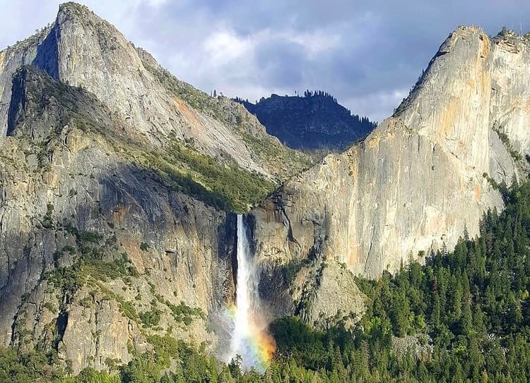 Además de ser Patrimonio de la Humanidad, por decir poco, el Parque Nacional Yosemite te va a enamorar con sus cascadas, picos y vistas que van más allá de lo ordinario.