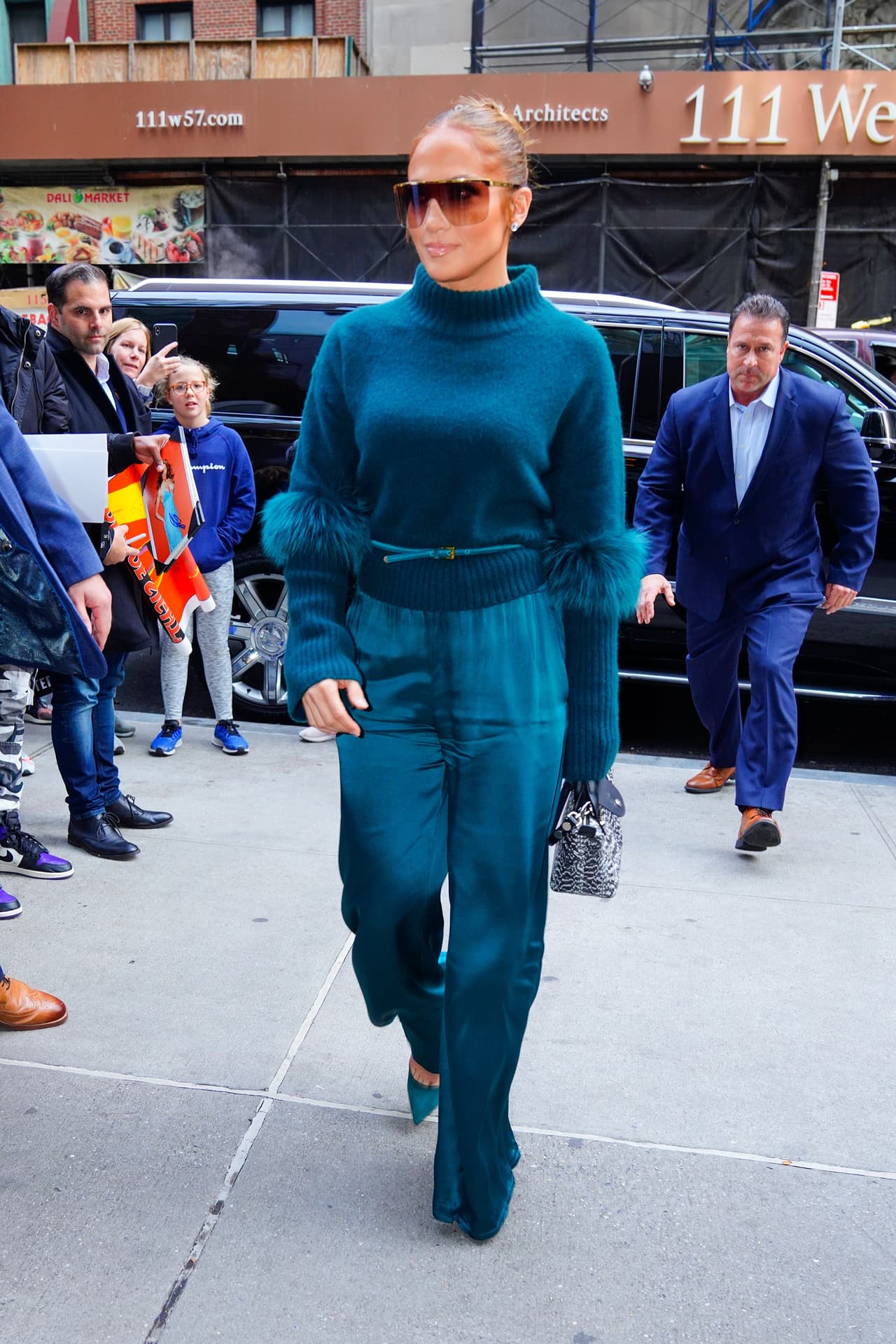 "Estábamos pensando: '¿Alguien la dejó caer cuando no estábamos mirando?' Solo recuerdo mirarlo y decirle, 'si este bebé, si
<b><a href="https://www.univision.com/entretenimiento/la-dura-vida-de-max-y-emme-video" target="_blank"> Emme</a></b> no va a estar bien, no voy a estar bien'", aseguró la actriz y cantante.