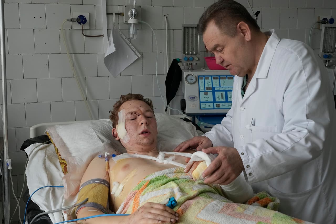 Un hombre herido es atendido en un hospital a las afueras de Kiev, la capital ucraniana, el 1 de marzo.
<br>
<br>La organización Human Rights Watch dijo haber documentado un ataque con bombas racimo ante un hospital en el este de Ucrania y civiles reportaron el uso de esas armas en Járkov y en el poblado de Kijanka, lo que ha sido negado por el Kremlin.
<br>
<br>
<a href="https://www.univision.com/noticias/mundo/mortifero-ataque-ruso-jarkov-ucrania-misil-fotos"><u>Vea aquí el mortífero bombardeo contra Járkov, la segunda ciudad de Ucrania</u></a>
<br>