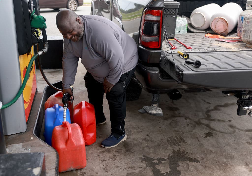 Jessie Walker llena contenedores con combustible mientras se prepara para la posible llegada del huracán Debby el 04 de agosto de 2024 en Lee, Florida. Dijo: 'No estoy preocupado; sólo quiero estar preparado'.