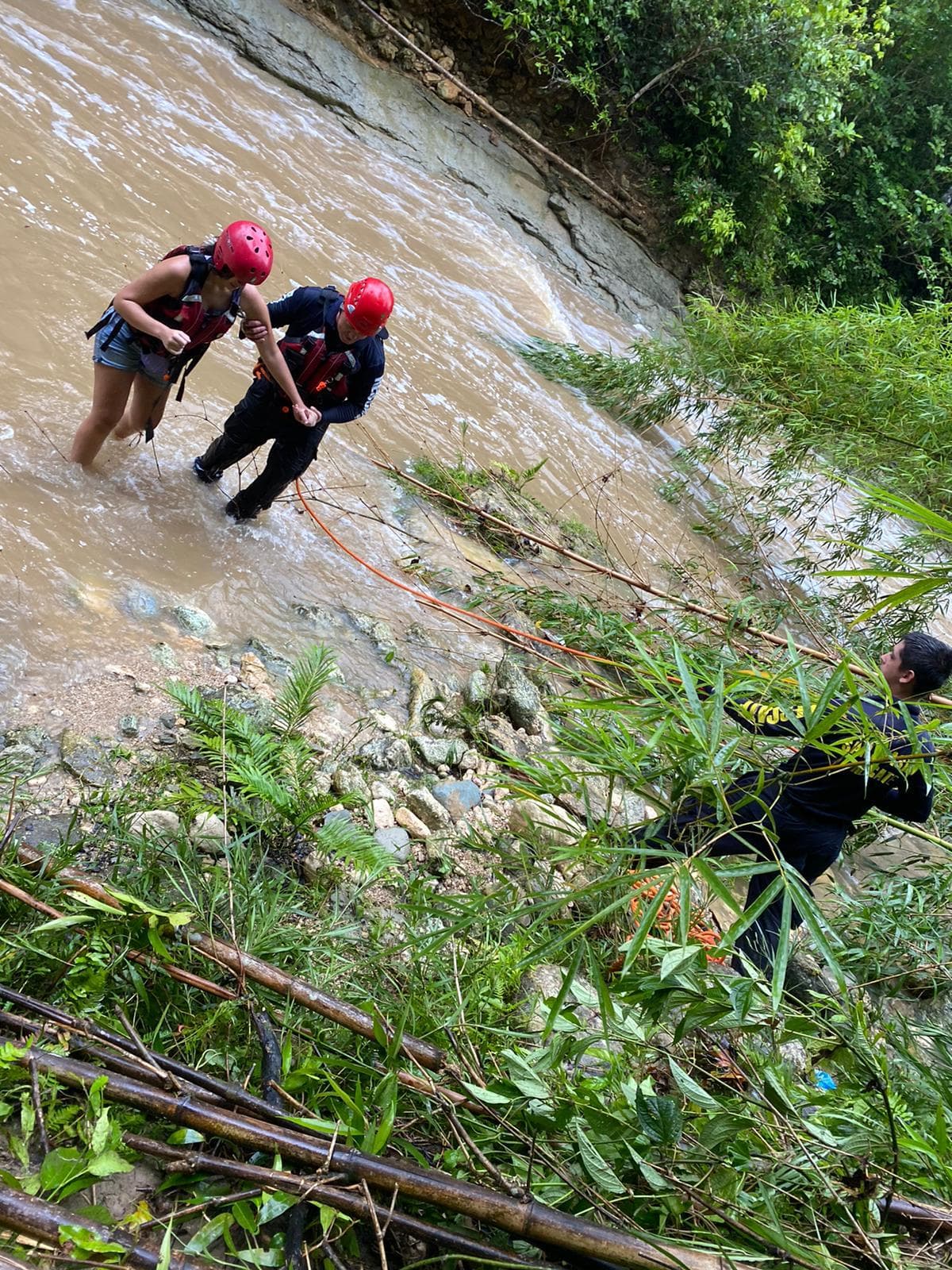 Durante el día de hoy, el Servicio Nacional de Meteorología emitió una advertencia de inundaciones para Añasco,
<b>San Sebastián</b>, Isabela, Aguada, Moca, Quebradillas y Aguadilla hasta las 5:15 p.m.