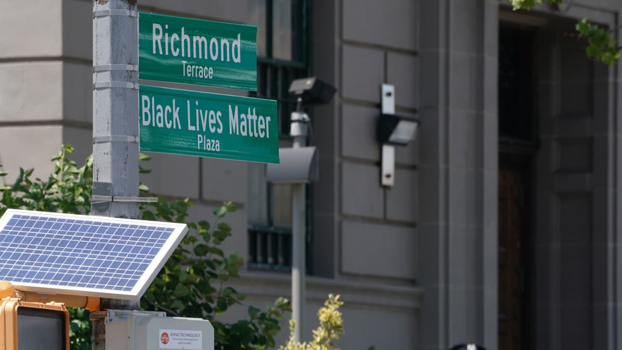 El acto se desarrolló durante la conmemoración del Juneteenth, que marca el 155 aniversario de la abolición de la esclavitud en Estados Unidos.
