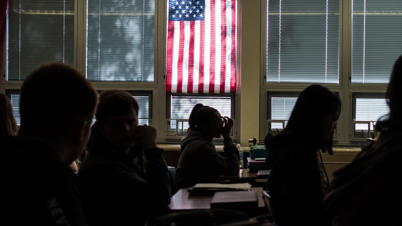 Controversia por una nueva política de acciones disciplinarias para estudiantes que comentan delitos en Loudoun