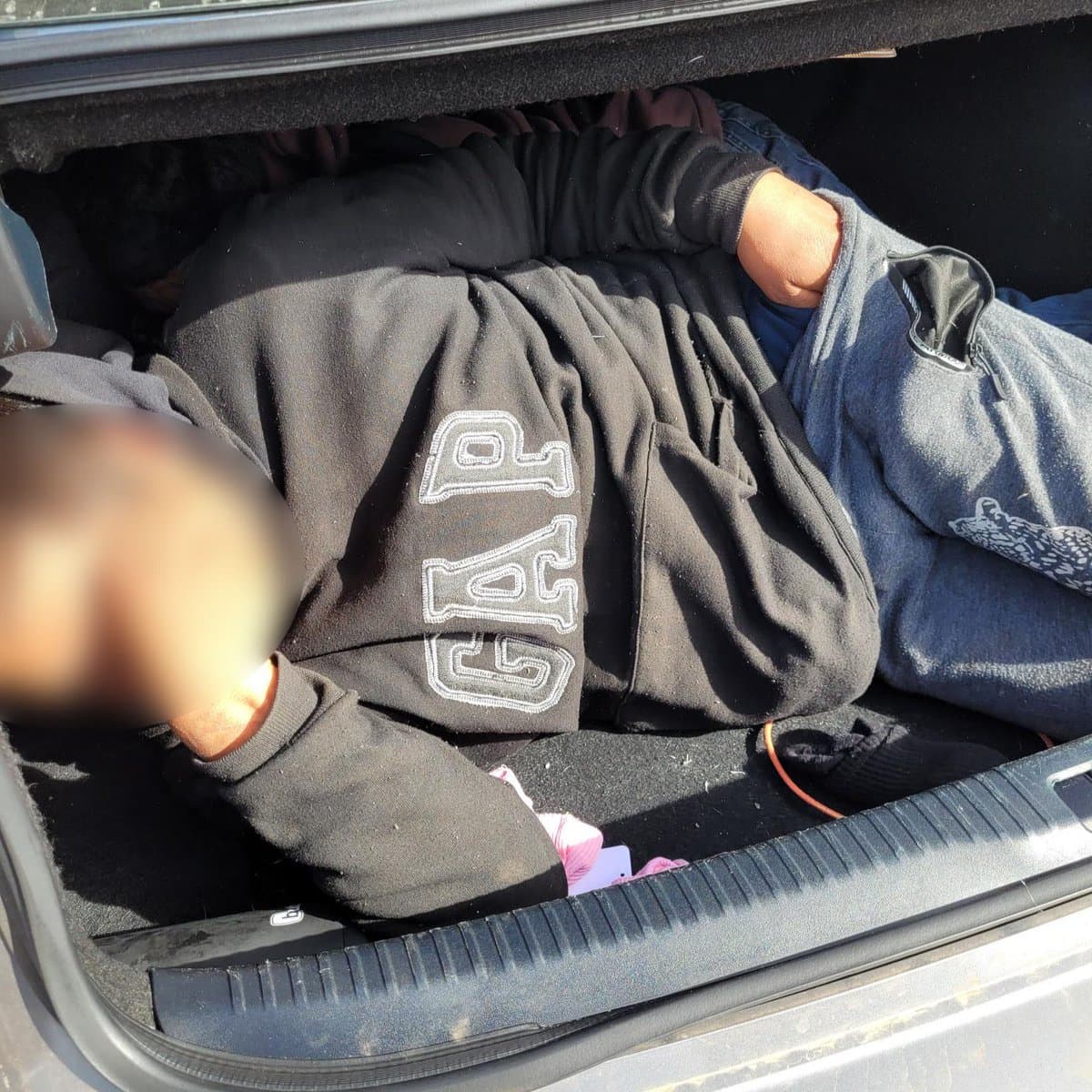 Oficiales de la Patrulla Fronteriza detuvieron un vehículo sospechoso que intentaba eludir el punto de control de la autopista 191. Dentro del vehículo abarrotado, los agentes arrestaron a siete migrantes, incluidos dos en la cajuela. El conductor ciudadano estadounidense de 52 años enfrenta cargos penales.